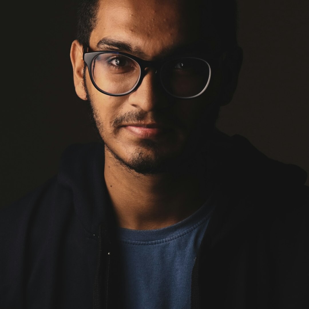 Brazilian man illustrator with glasses
